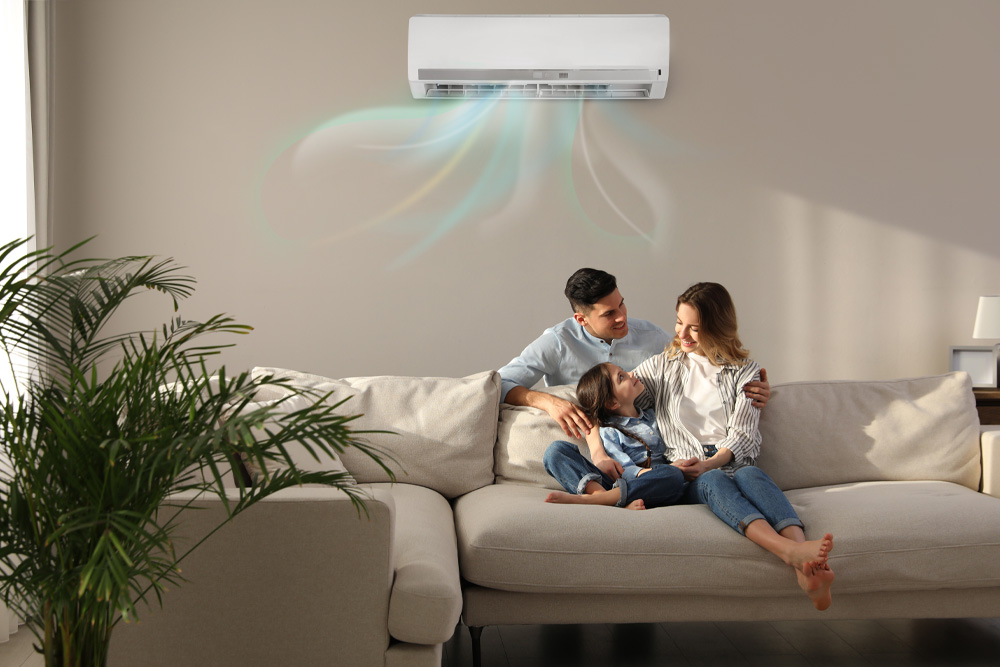 Wand-Klimagerät in einem privaten Wohnzimmer